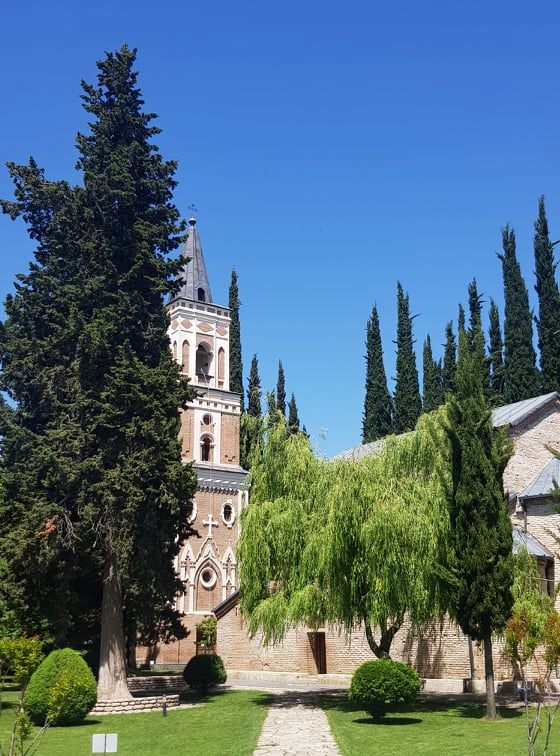 მოდიოდა ნინო მთებით, მოდიოდა... KARIBCHE